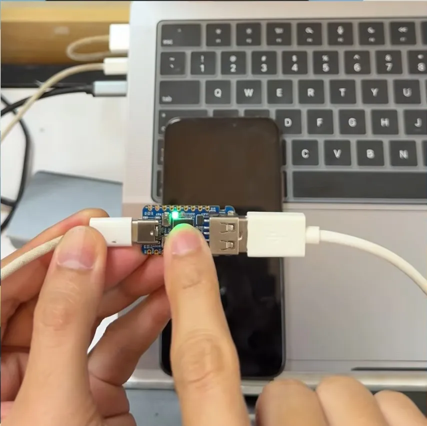Đèn LED xanh lá sáng — DFU exploit thành công trên board RP2350
